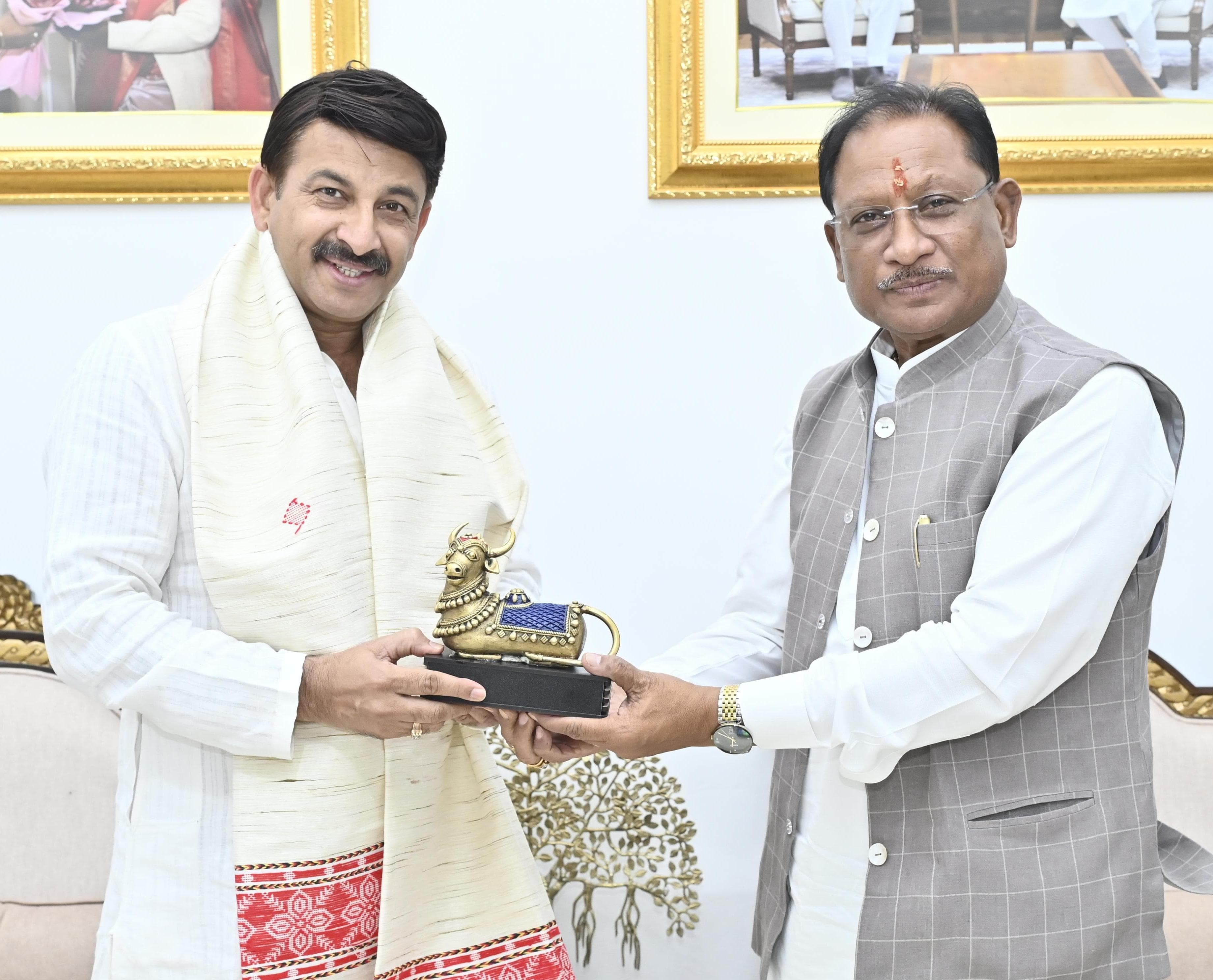 Chief Minister Vishnudev Sai gave a warm welcome to Bhojpuri singer and MP Manoj Tiwari by draping a traditional shawl on him and presented him a statue of Nandi made from Chhattisgarh's unique bell metal art: MP Manoj Tiwari made a courtesy visit to CM Sai