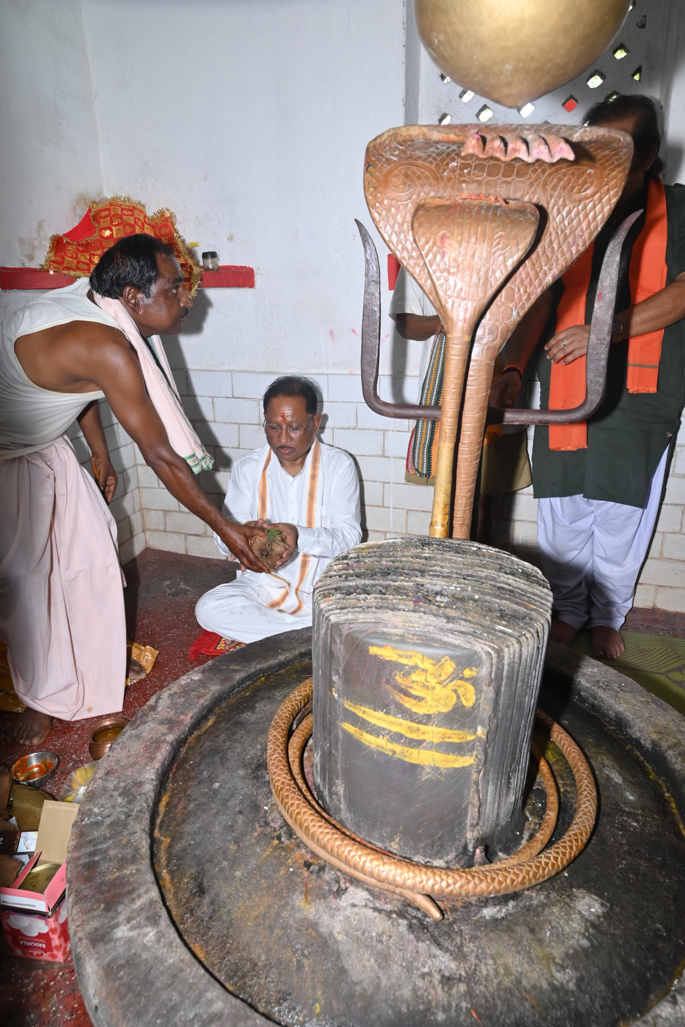 Chief Minister offered prayers at Shiva temple, prayed for the happiness, prosperity and well-being of the people of the state