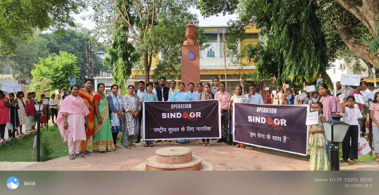 Tiranga Yatra was taken out in the district headquarters Jashpur under the leadership of Jashpur MLA Smt. Raimuni Bhagat. Common people and public representatives participated in the Tiranga Yatra from Jaistambh Chowk to Ranjita Stadium, inspired by enthusiasm and patriotic spirit.
