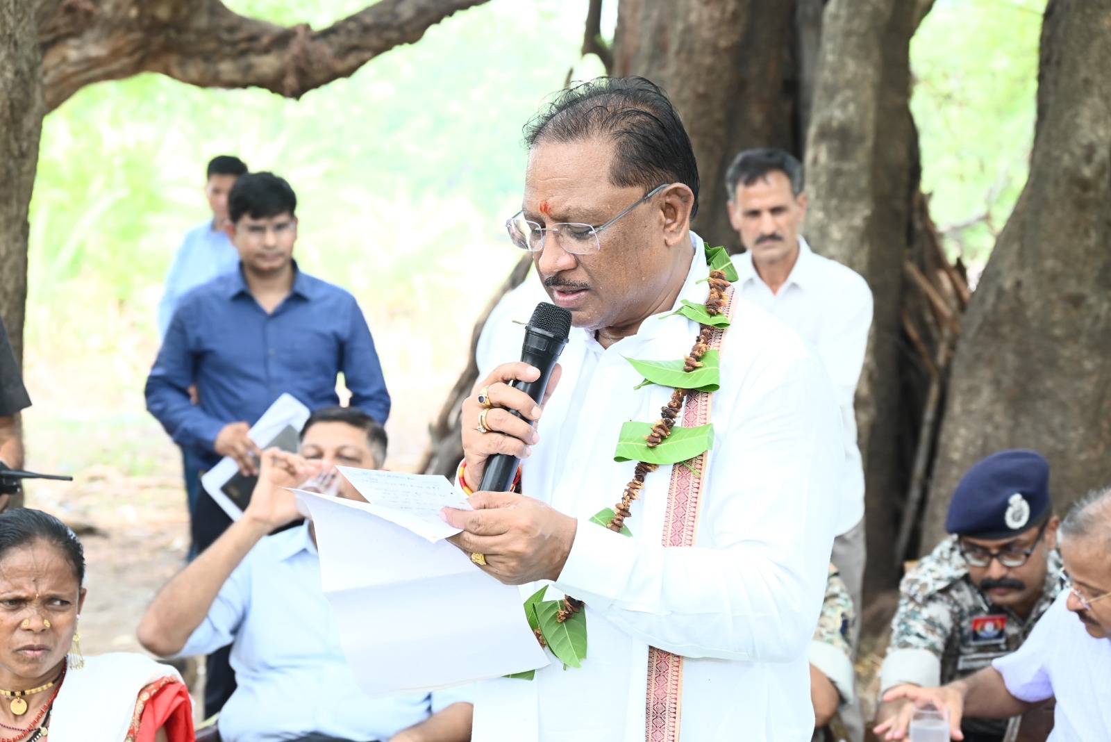  Chief Minister Vishnu Dev Sai's helicopter landed in village Mandri of Kanker district: Chief Minister made a lot of announcements