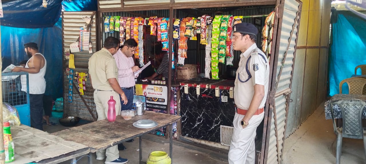 Administration raided 6 shops in Kunkuri: Action taken under COTPA Act, sale of tobacco cigarettes, gutkha and bidi is prohibited within 100 meters of the school