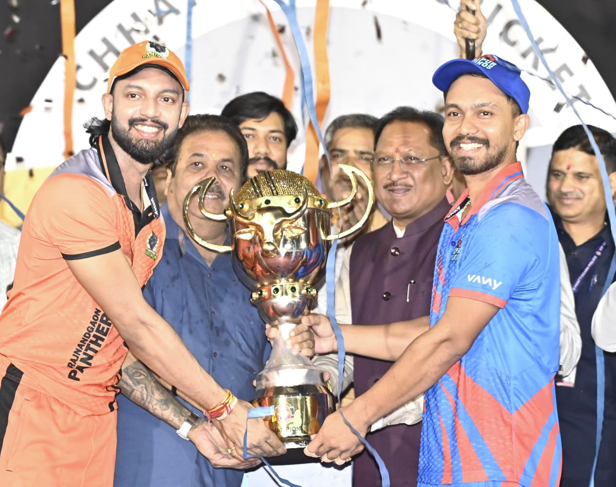 Chief Minister handed over the Winners Cup to the winning teams of Chhattisgarh Cricket Premier League