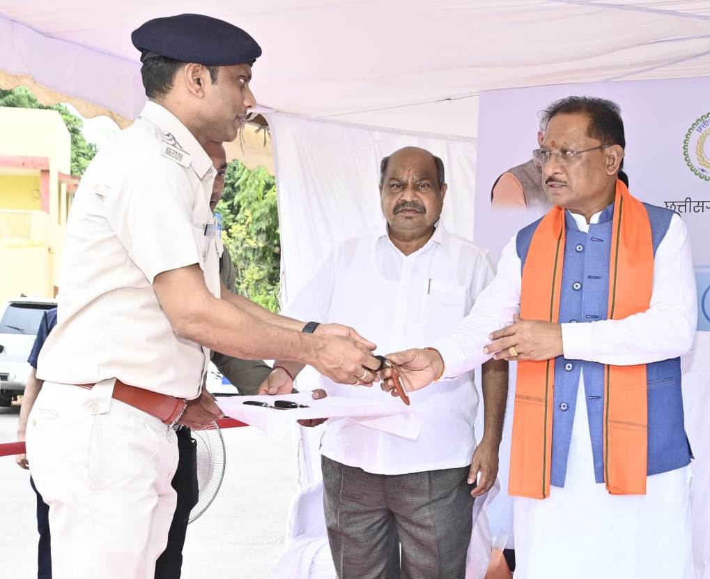 Chief Minister Sai said that making road transport and traffic safe and smooth is our top priority: Chief Minister flagged off 48 vehicles included in the transport security fleet