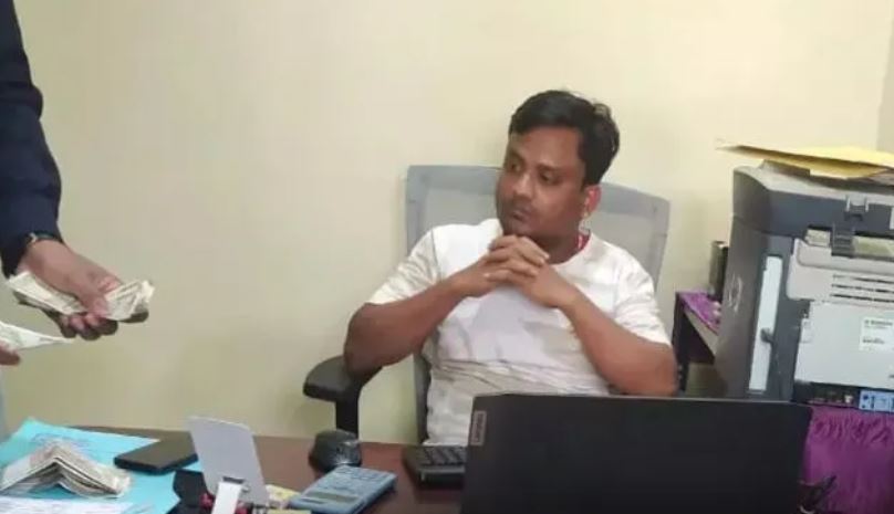 Bribery: RES sub-engineer arrested while taking bribe, ACB caught him red-handed