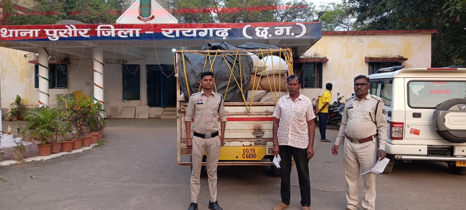 Pickup seized with 60 bags of illegal paddy being brought from Odisha to Chhattisgarh