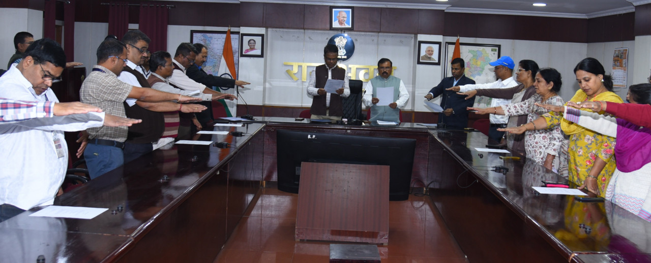 The officers and employees of the Raj Bhavan Secretariat read the Preamble of the Constitution.