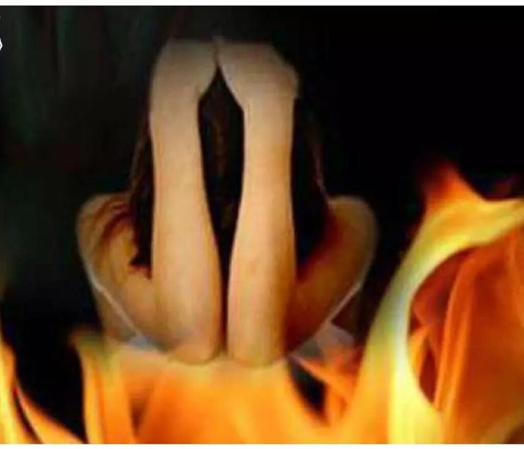 A woman died after being burned in a fire. She had lit a bonfire to protect herself from the cold, but her hut was also reduced to ashes.