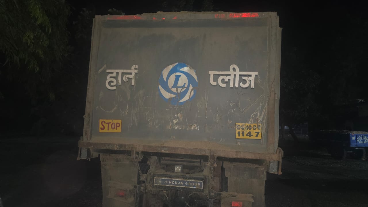 District administration cracks down on illegal mining and transportation, seizes 5 vehicles