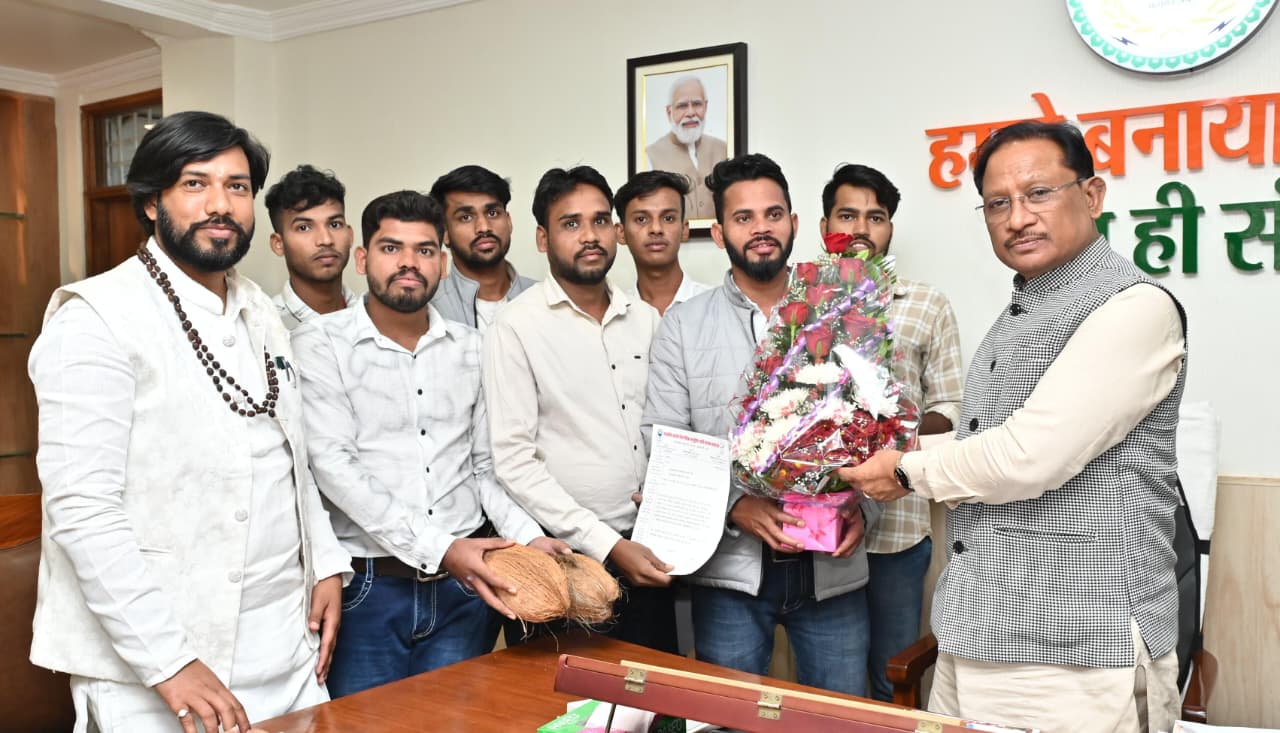 A delegation of the Post Matric Scheduled Caste Hostel paid a courtesy call on Chief Minister Sai.