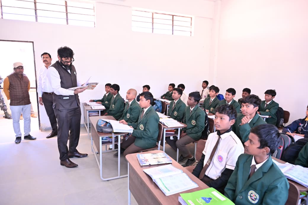 Collector Vyas taught the children the history of the Battle of Panipat.