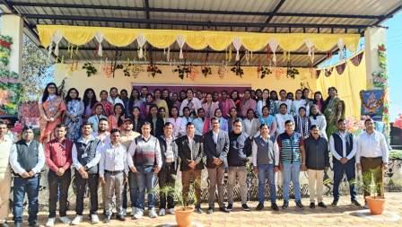 Alumni share their experiences: Meeting old classmates, reminiscing about school days, brings them to emotional conclusions.