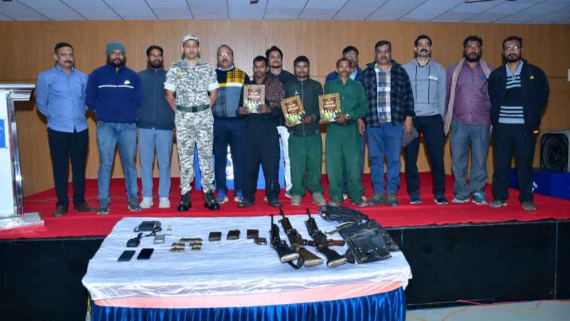 Panic in Naxalgarh! Three dreaded Naxalites surrender before Maharashtra Police. Which government policy was affected?