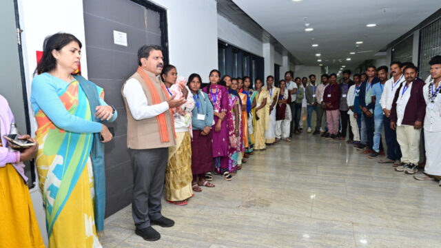 Deputy Chief Minister Vijay Sharma met the Gram Panchayat representatives of Sukma district.