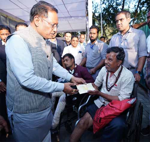Chief Minister's public meeting: Divyang Praveen Giri Goswami received immediate assistance of Rs 20,000 for his daughter's marriage.
