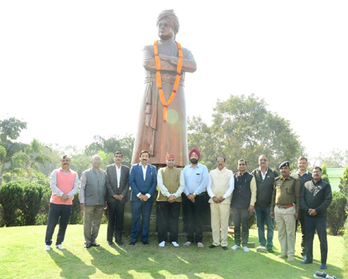 Paying floral tribute to the statue of Swami Vivekananda located in the Vidhansabha campus