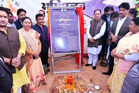 The Chief Minister performed the ground breaking ceremony for the construction of Gaurav Path near the bus stand in Nagar Panchayat Bagicha.