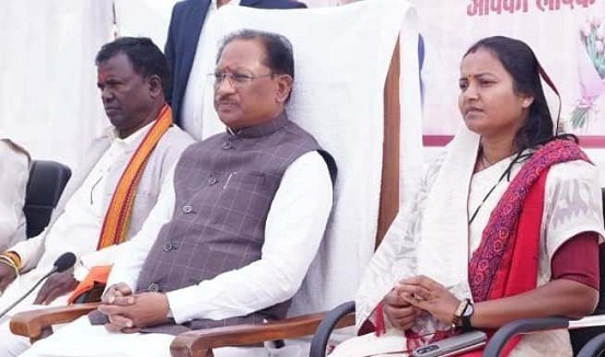 Chief Minister Vishnu Dev Sai interacted with the children and told them the path to success.