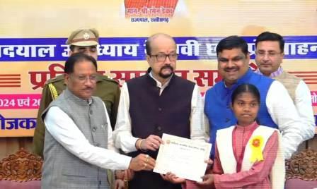 Meritorious students of Jashpur district were honoured by Governor Deka and Chief Minister at Raj Bhavan.