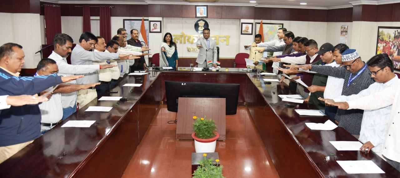 Lok Bhavan officials and employees took the oath on National Voters' Day.