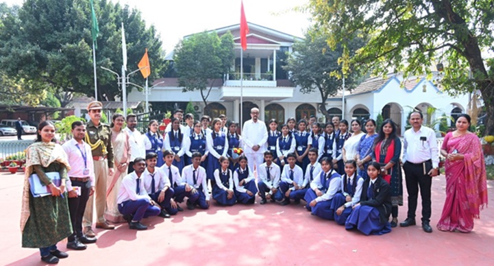School students visited Lok Bhavan and met the Governor.