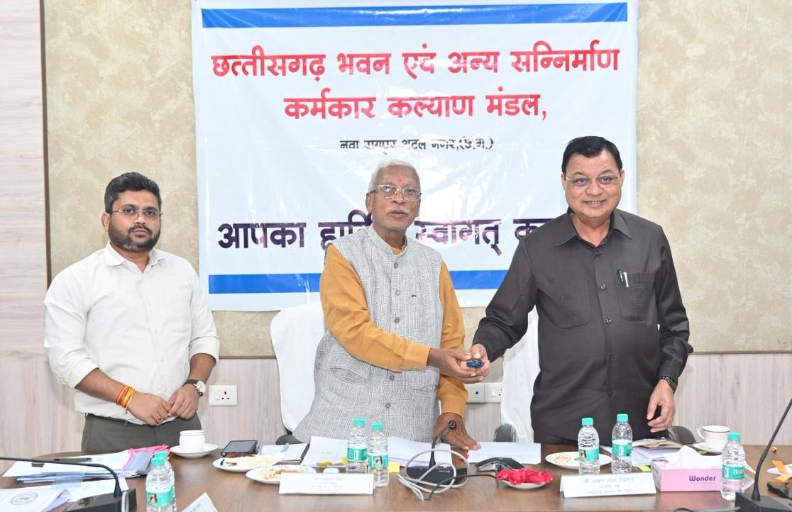 Vishnudev Government's gift to workers - Labour Minister and BOC Chairman transferred Rs 18.23 crore to the accounts of 9328 workers by pressing the button.