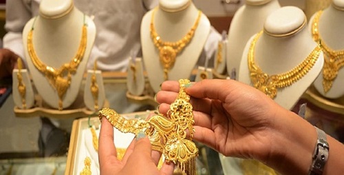Gold prices fluctuate, 24-carat gold crosses ₹1.55 lakh