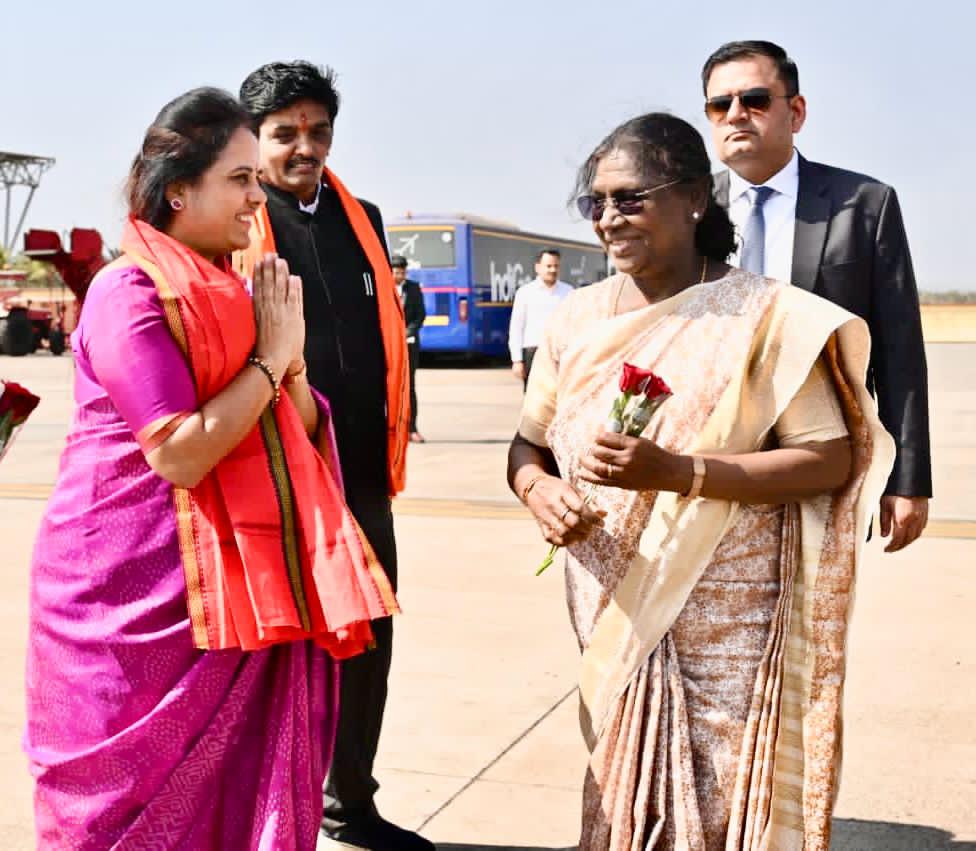 Mayor Meenal Choubey accorded a warm welcome to President Draupadi Murmu at the airport.