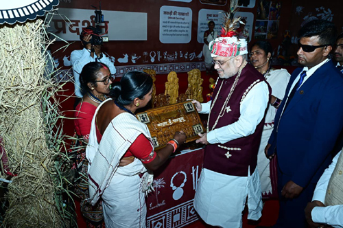 Amit Shah witnessed the splendor of Bastar's tribal heritage and boosted enthusiasm by meeting the winning parties.