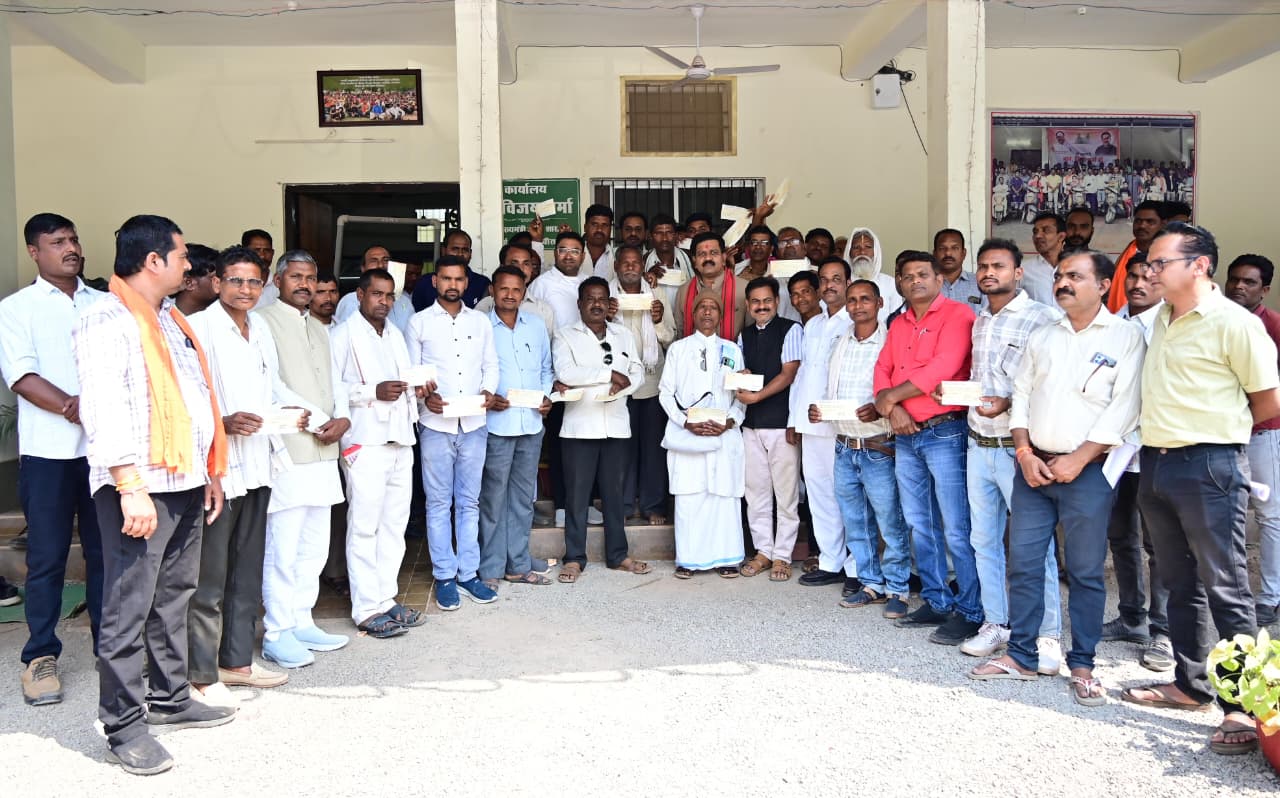 Deputy Chief Minister Sharma distributed Rs 4.25 lakh for musical instruments to Kabir Kutis.