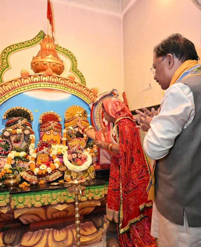 On his 62nd birthday, Chief Minister Sai offered prayers at the Sri Jagannath Temple and prayed for the happiness and prosperity of the people of the state.