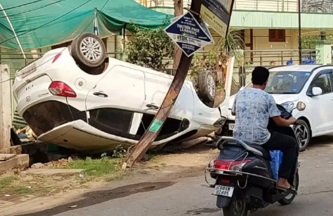 A speeding car lost control and hit an electric pole, causing power outage for some time.