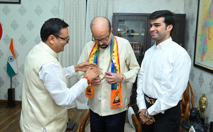 Manohar Gaushala Trustee presented the Governor with a Vedic garland made of cow dung.