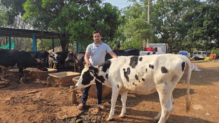 Rajnath Yadav of Surguja has become an example of self-reliance through modern animal husbandry.