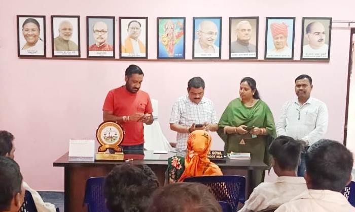 Chitrakoot MLA Shri Vinayak Goyal completed the self-enumeration work