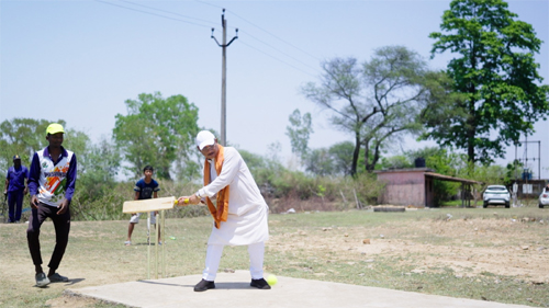 Simplicity and affinity: Chief Minister Sai played cricket with children on Good Governance Festival, boosting their morale.