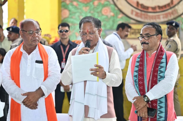 The Chief Minister listened to the public in the Janchaupal and gave the gift of development works.