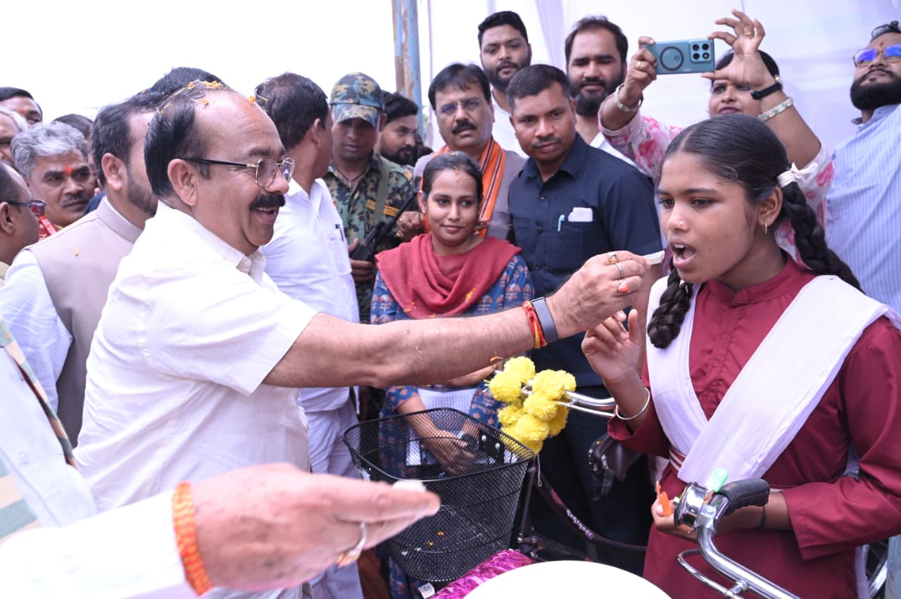 Deputy Chief Minister Arun Saw admitted the children to school by applying tilak on their foreheads during the school admission ceremony.