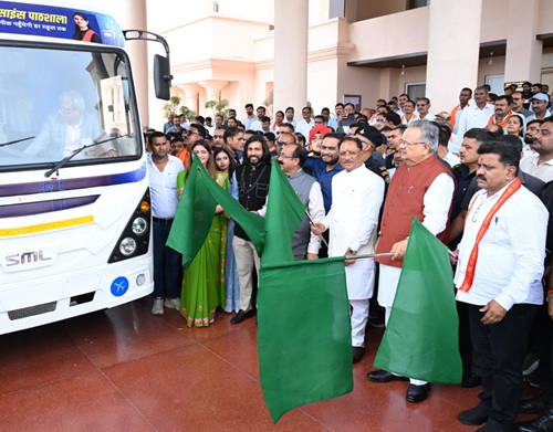 CM Sai and Assembly Speaker Dr. Raman Singh flagged off 'Bhavna Didi's Science School'