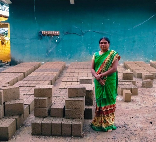 Sumni Kashyap of Bakawand has created a new chapter of success by manufacturing cement bricks.