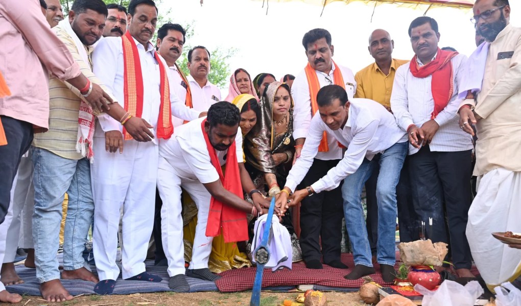 Amlidih gets the gift of development work, Deputy Chief Minister Vijay Sharma performed the ground breaking ceremony for the road construction.
