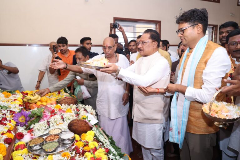 On Guru Purnima, the Chief Minister visited Aghor Guru Peeth Banora and took blessings from Baba Priyadarshi Ram.
