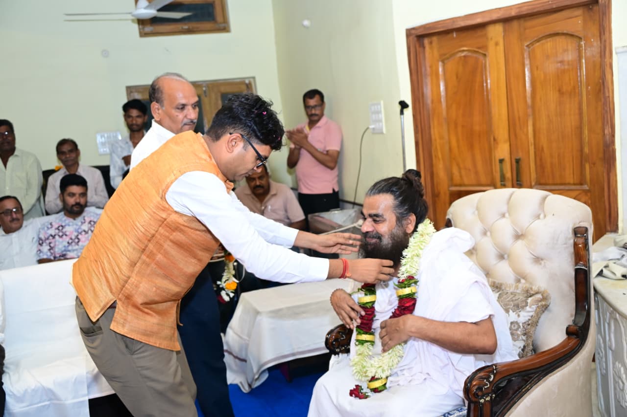 Finance Minister Chaudhary reached Acharya Gaddi Sadguru Kabir Dham on Guru Purnima.