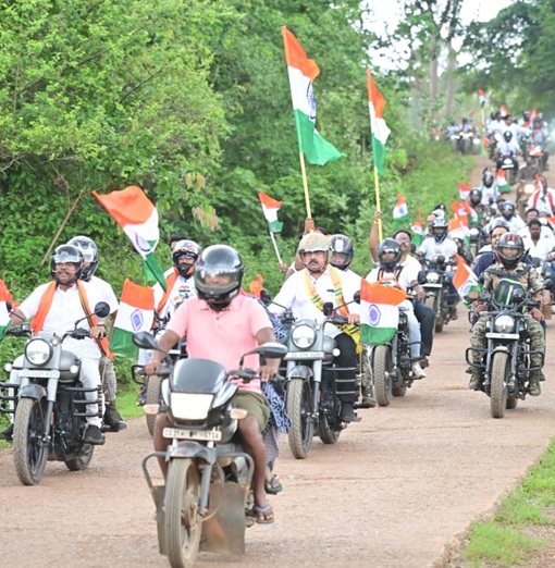 Bike Tiranga Yatra reached Barsoor under the leadership of Vijay Sharma and Kedar Kashyap.