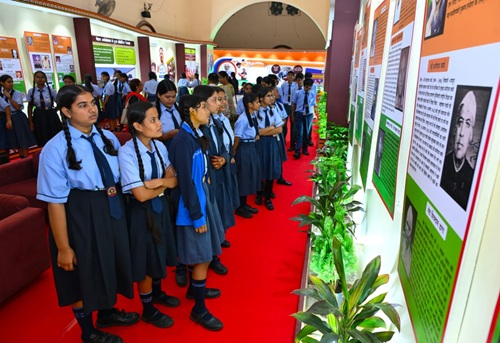 Students learnt about the history of the freedom struggle and the glorious story of 'Vande Mataram' at the Town Hall.