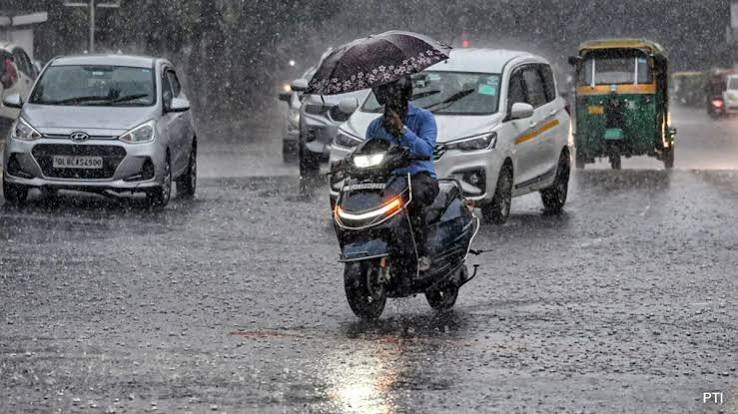 Heavy rains are expected in several states, with warnings of thunderstorms and lightning.