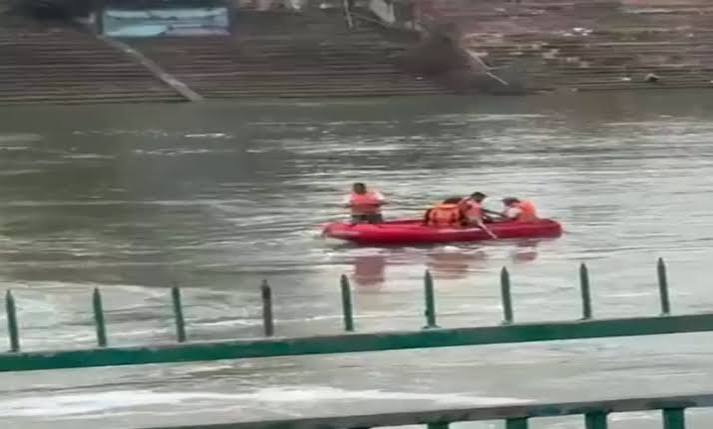 A 35-year-old man drowned while performing immersion of ashes at the Raipur Mahadev Ghat.