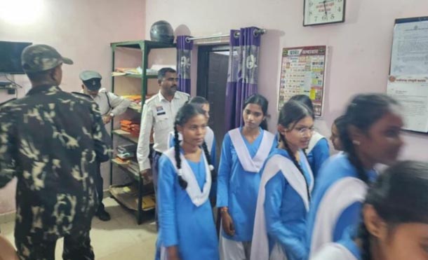Students in Dhamtari learnt about the functioning of the traffic police and road safety rules.