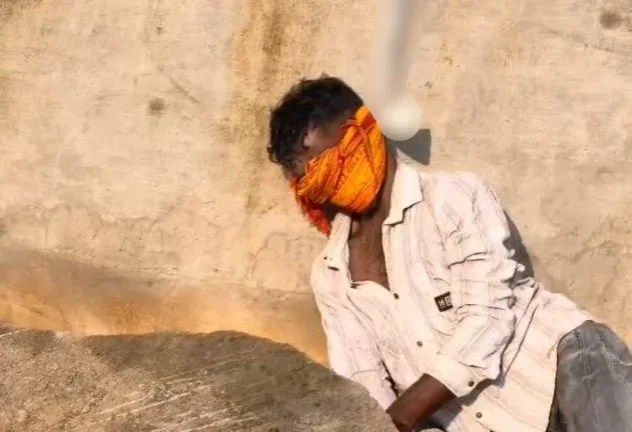 RAIPUR CRIME BREAKING: Body of youth found hanging from hoarding pole, panic ensues