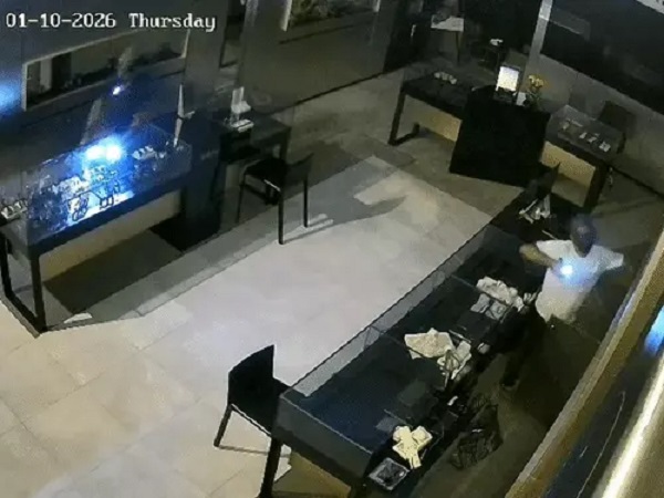 At 4 am, 5-7 miscreants broke the shutter and stole valuable watches. A daring theft took place at the Rado showroom on Tonk Road.