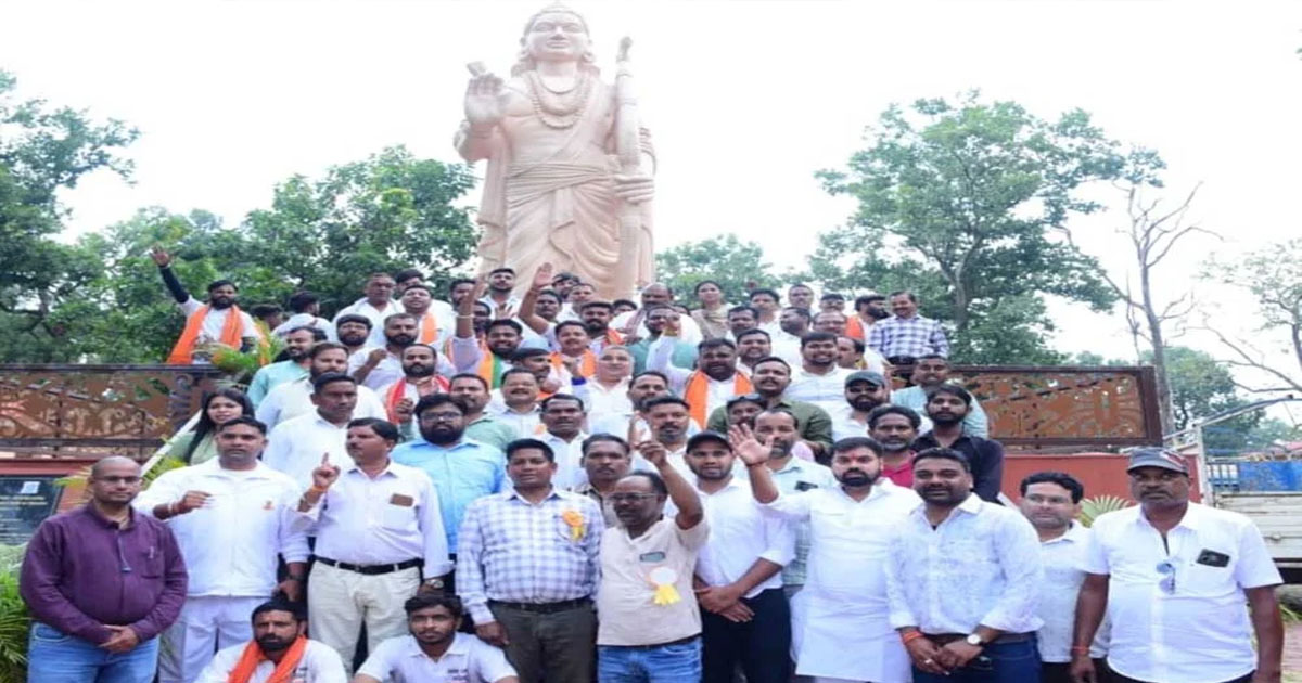 The bike rally from Gujarat was given a grand welcome in Udaipur, Minister Rajesh Agarwal extended his warm greetings.